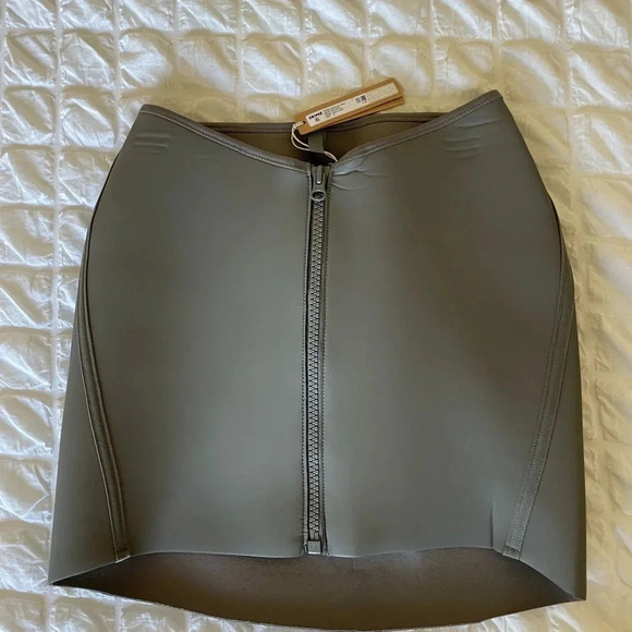 Skims gray rubberized scuba front zip mini skirt - Picture 3 of 11